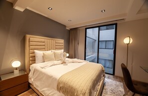 2 habitaciones, caja de seguridad en la habitación y escritorio 