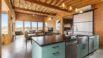 Talo | Yksityinen keittiö | Jääkaappi, liesi, tehosekoitin, ympäristöystävälliset puhdistusaineet