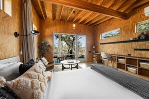 5 bedrooms, individually decorated, individually furnished - Lazo House - A Riverfront Retreat (Llano)