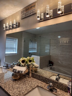 Haartrockner, Handtücher, Seife, Shampoo