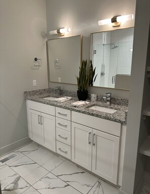 Chuveiro, secador de cabelo, toalhas de banho, sabonete