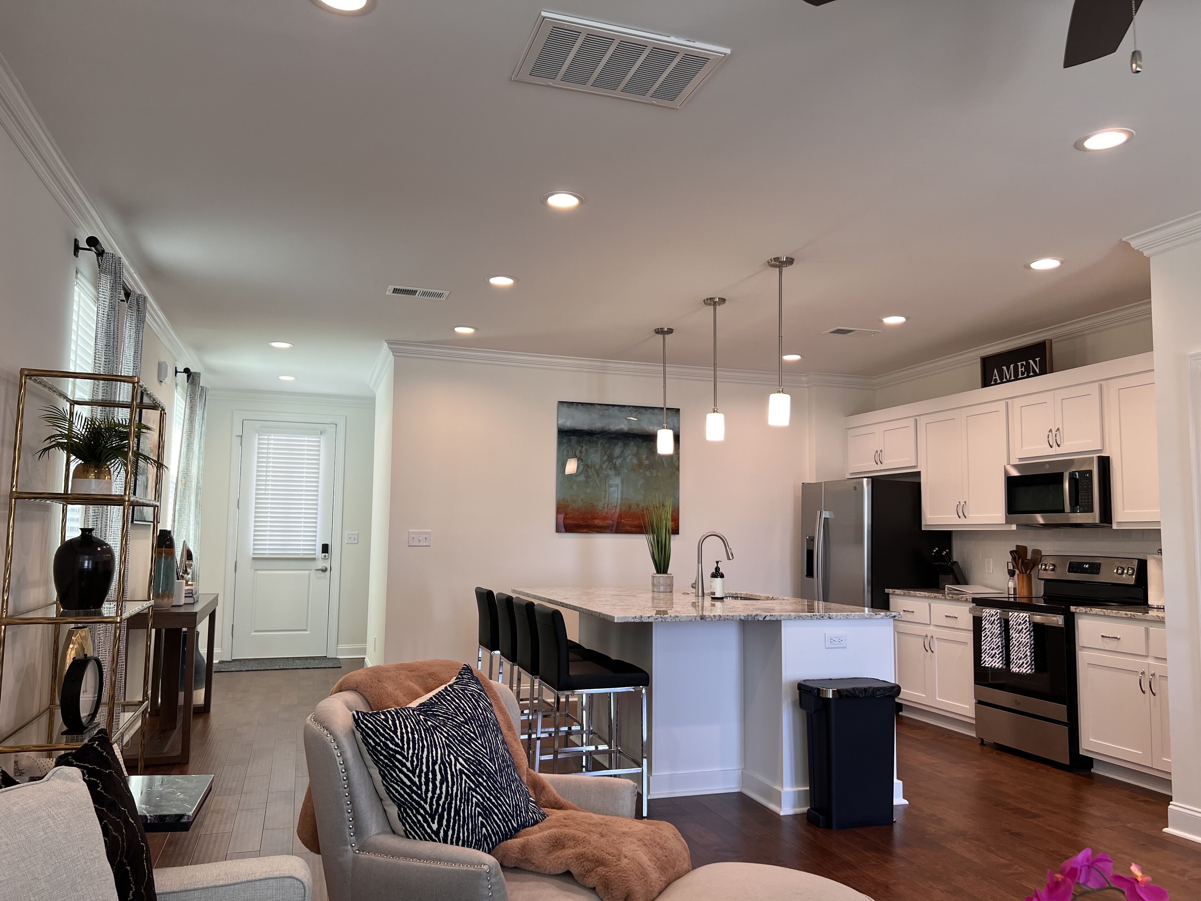 Brand New Quiet Townhouse 3BR 3.5BA - 5 Mintues to Square and University