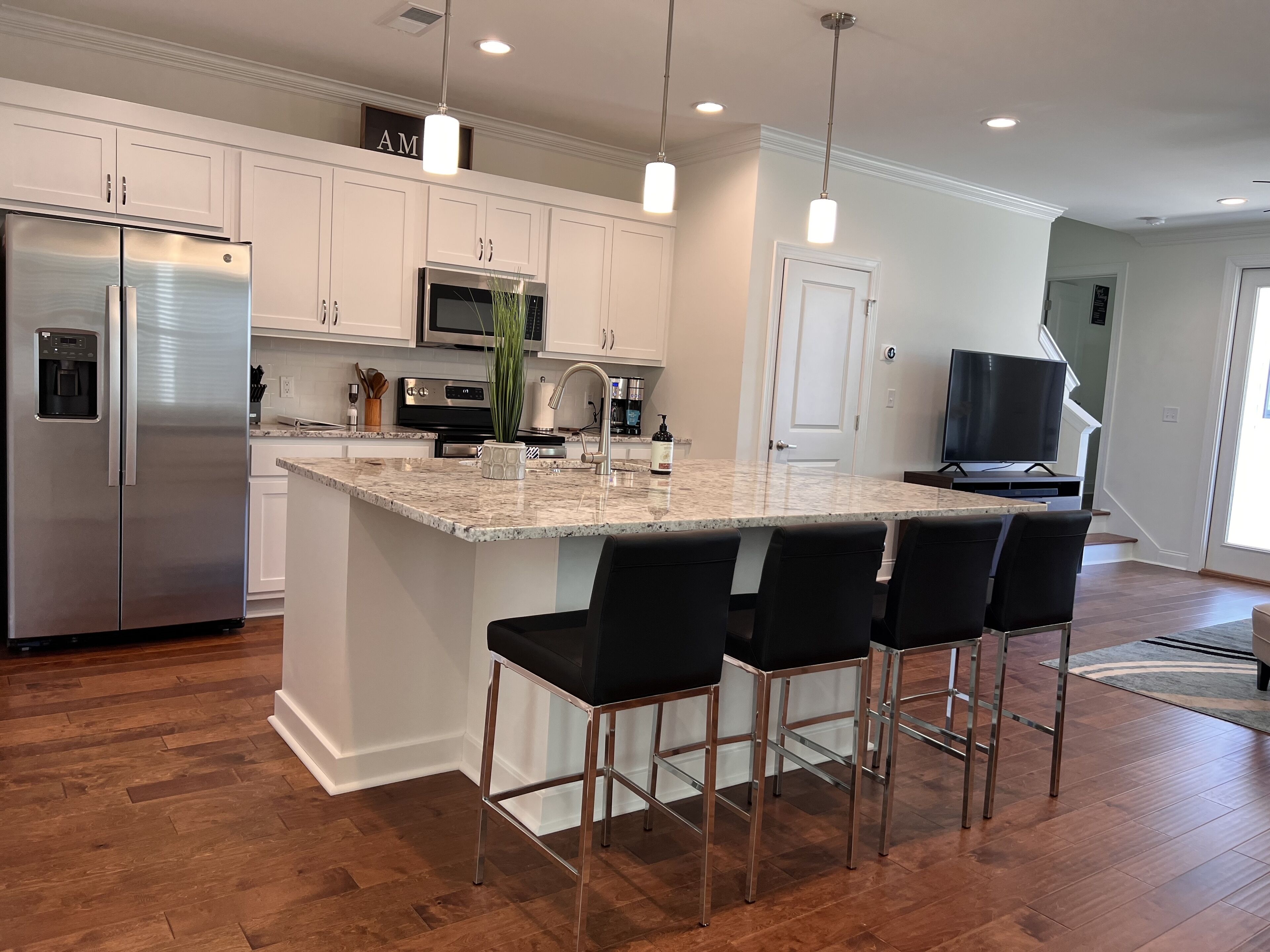 Brand New Quiet Townhouse 3BR 3.5BA - 5 Mintues to Square and University