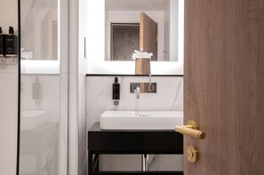 Doccia, soffione a pioggia, set di cortesia firmato, asciugacapelli