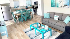 Eine moderne Wohnung mit Küche, Essbereich und Wohnzimmer.