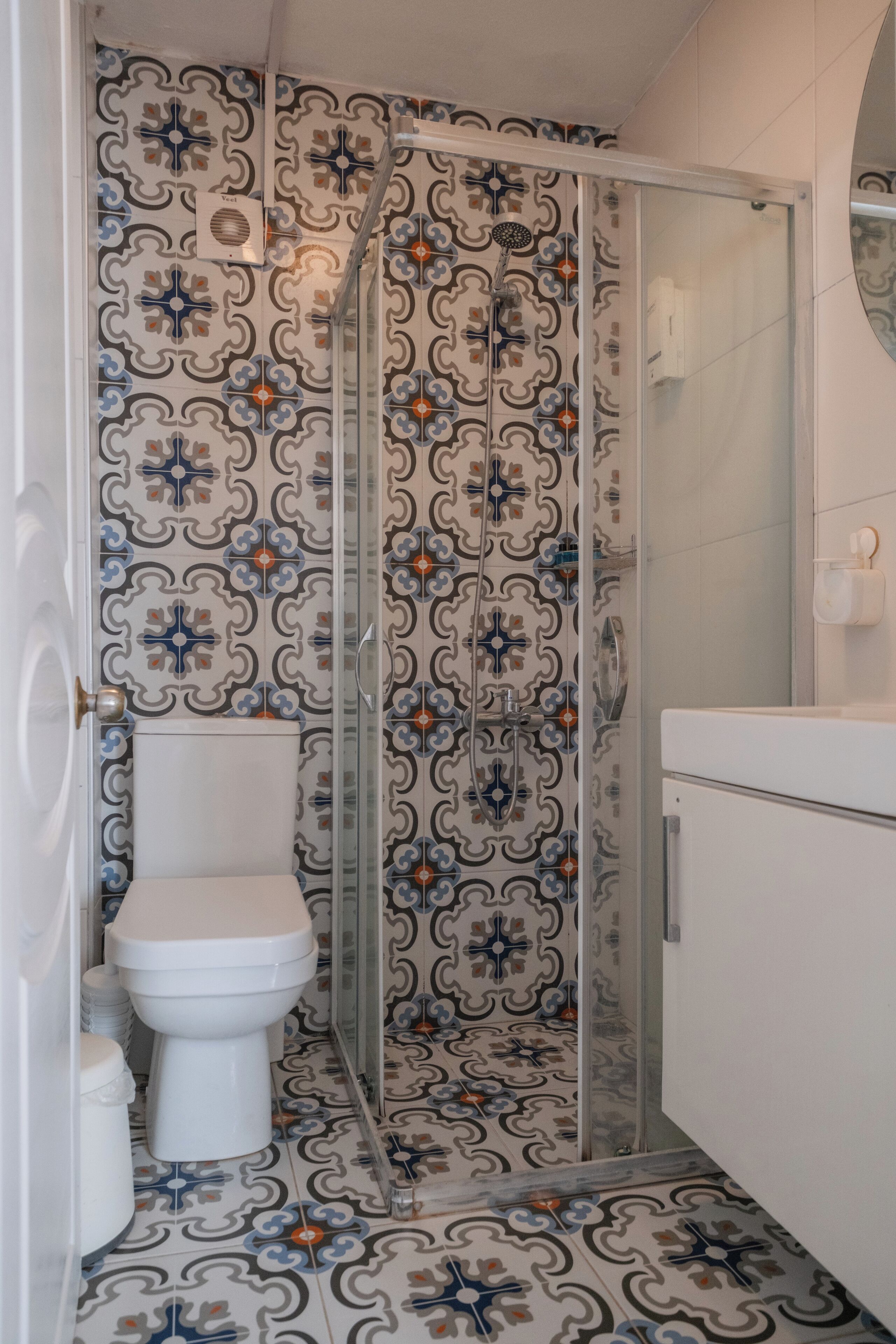Un baño con ducha, inodoro y lavamanos.