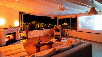 Minibar, free WiFi, bed sheets