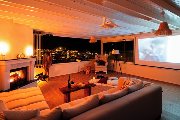 Chambre Deluxe, terrasse, vue sur la mer | Minibar, accès au Wi-Fi (inclus), literie fournie