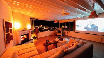 Minibar, free WiFi, bed sheets