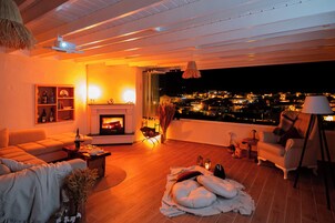 Habitación Deluxe, terraza, vistas al mar | Minibar, wifi gratis, ropa de cama