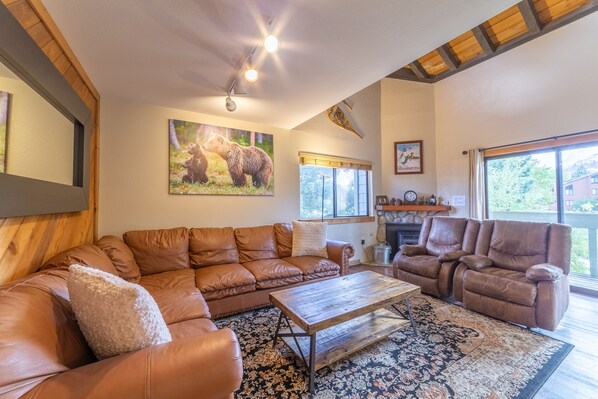 Smart TV, fireplace