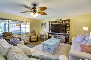 TV, offices - Fort Pierce Vacation Rental: Walk to Beach & Jetty (Fort Pierce)