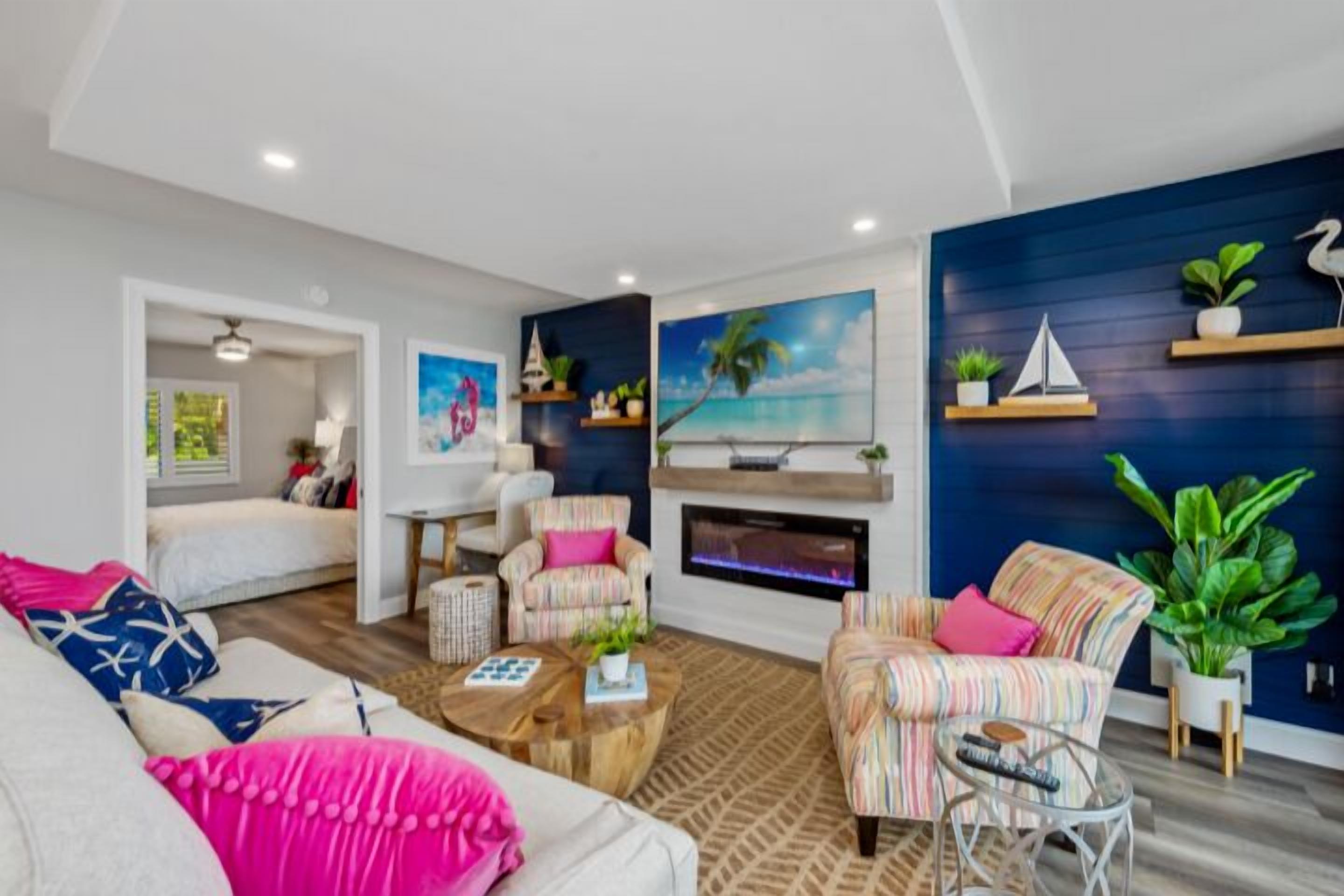 1 soverom, skrivebord, strykejern/-brett og reiseseng for barn