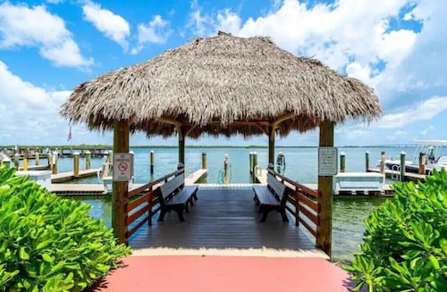 Luxury Waterfront Condo with Resort Amenities, Walk to 9+ restaurants