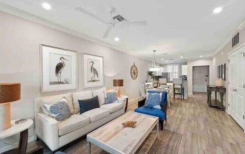 Stunning 2 BR Condo with Onsite Restaurants, Live Music, Shops , Sleeps 8