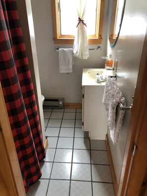 Dusj, hårføner og håndklær