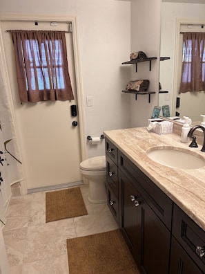 SĂšche-cheveux, serviettes fournies, savon, shampoing