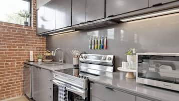 冷蔵庫、電子レンジ、オーブン、コンロ