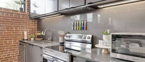 Frigorífic, microones, forn i placa de cuina