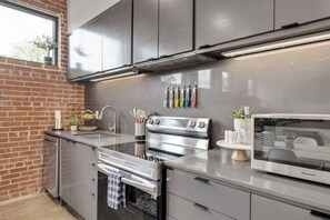 Réfrigérateur, micro-ondes, four, plaque de cuisson