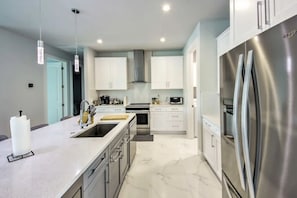Geladeira, micro-ondas, fogão, cooktop