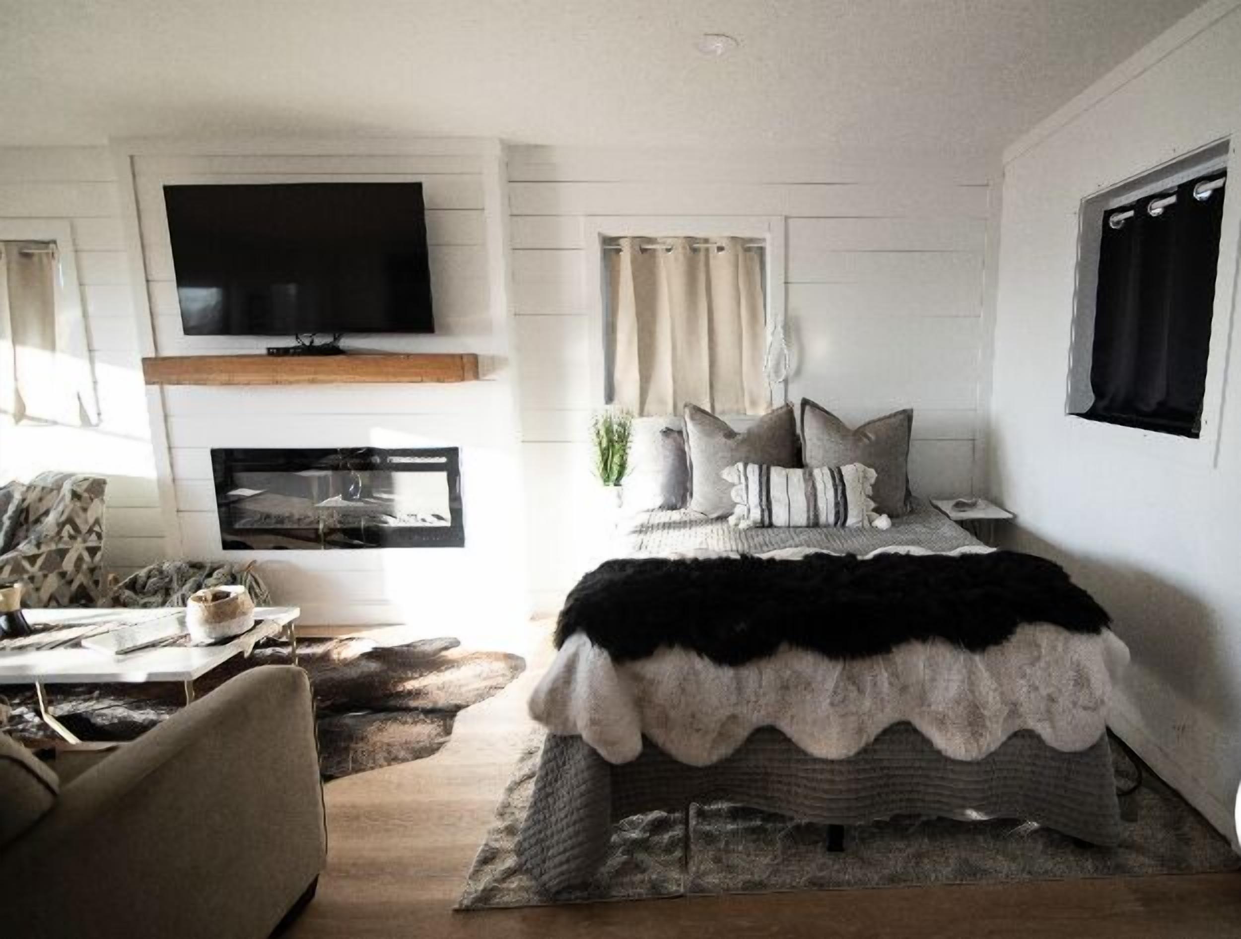 Eagle’s Nest Cabin- Cozy Cabin with STUNNING Sunsets and Mountain Views! 