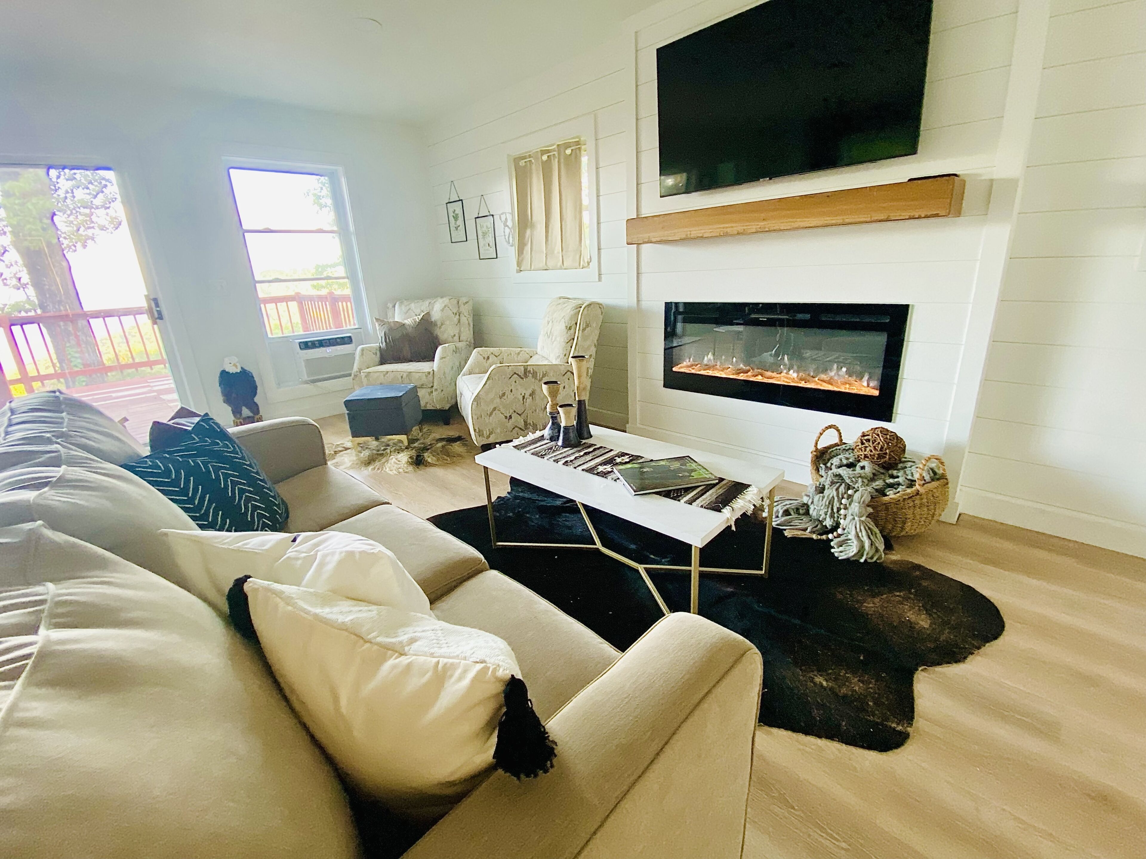 Eagle’s Nest Cabin- Cozy Cabin with STUNNING Sunsets and Mountain Views! 