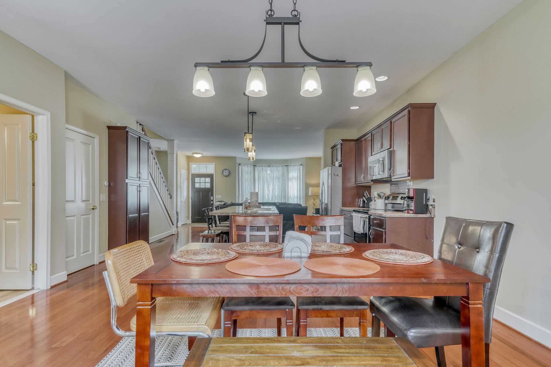 Luxury 4 Beds/3.5bath house with pool table