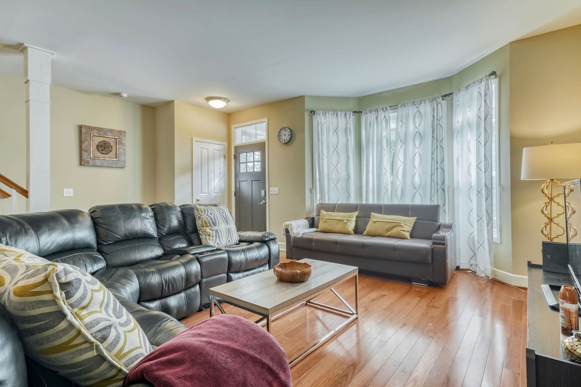 Luxury 4 Beds/3.5bath house with pool table