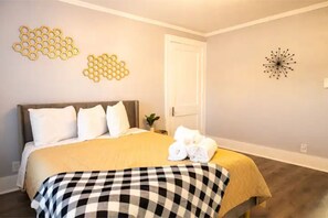 5 chambres, bureau, fer et planche à repasser, lit de bébé portatif