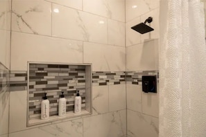 Shower, hair dryer, towels, soap - Downtown Detroit Family Escape (Detroit)