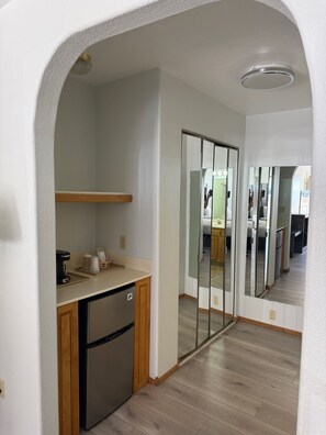 1 dormitorio, escritorio, espacio para trabajar con un portátil