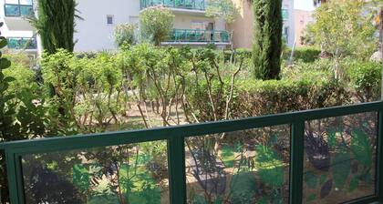 Serignan-Canal du midi. Spacious apartment in luxury apartment complex. Full A/C