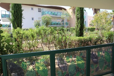 Serignan-Canal du midi. Spacious apartment in luxury apartment complex. Full A/C