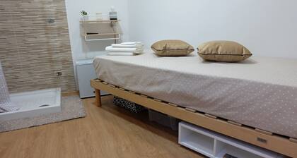 Unabhängiges Studio-Zimmer mit Klimaanlage, WLAN und Zugang zur Terrasse.