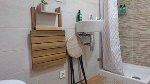 Dusche, umweltfreundliche Kosmetikartikel, Haartrockner, Handtücher