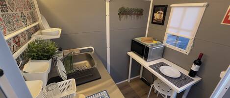 Kühlschrank, Mikrowelle, Wasserkocher mit Kaffee-/Teezubehör