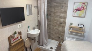 Douche, articles de toilette écologiques, séchoir à cheveux