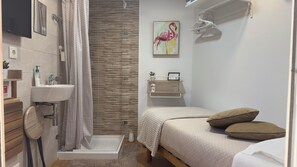 Douche, articles de toilette écologiques, séchoir à cheveux