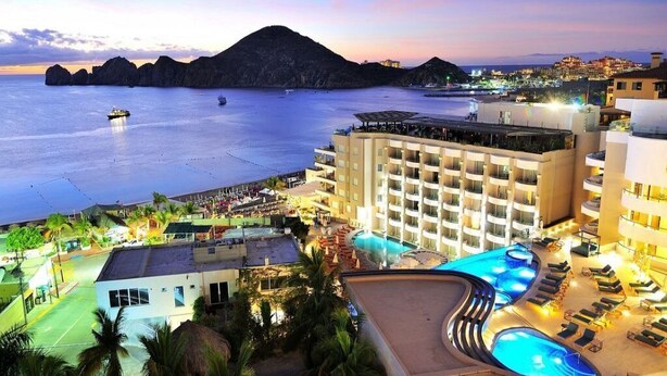 Ein Resort mit Pool, mehreren Balkonen und Meerblick.