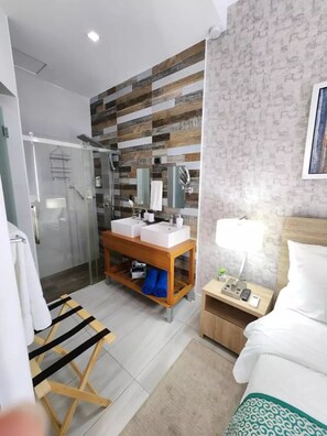 2 bedrooms, desk, WiFi, bed sheets