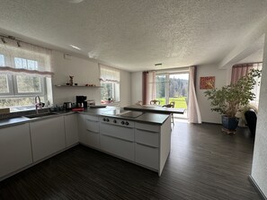 Réfrigérateur, four, plaque de cuisson, lave-vaisselle