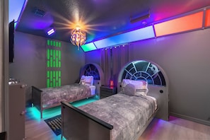 Spa - AS SEEN ON TV - Themed Rooms - Arcade, Pool & Resort. (Davenport)