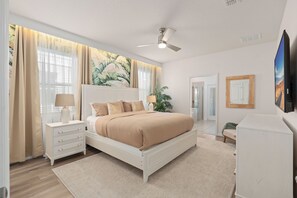 9 Schlafzimmer, Zimmersafe, Schreibtisch, Bügeleisen/Bügelbrett