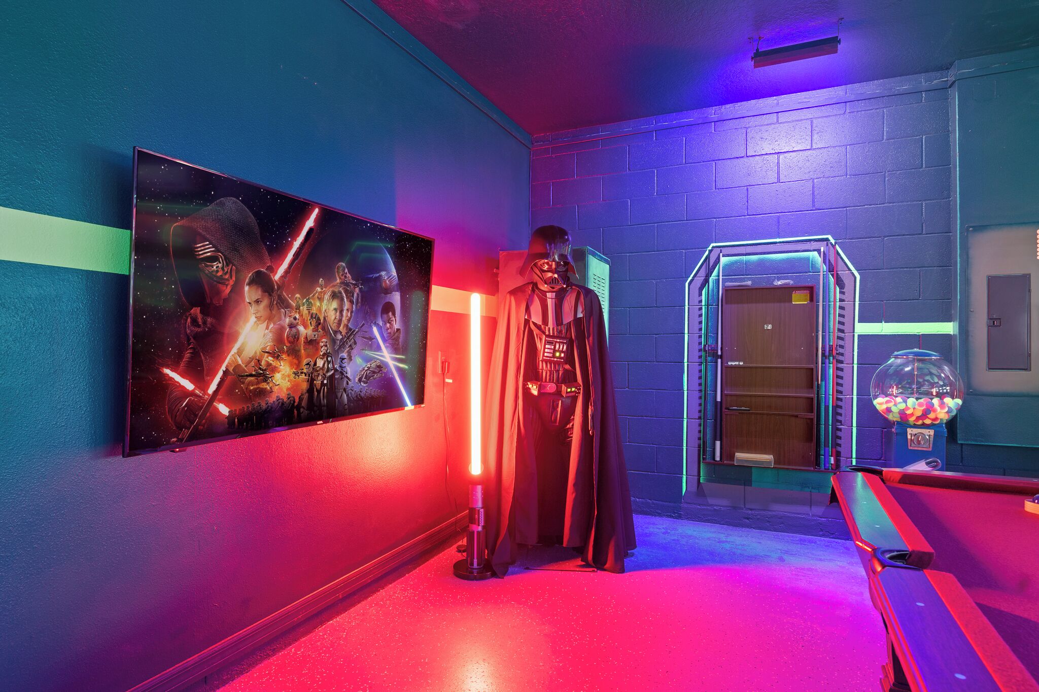 Une pièce décorée avec des œuvres d’art sur le thème de Star Wars, une statue de Dark Vador et un distributeur de chewing-gums.