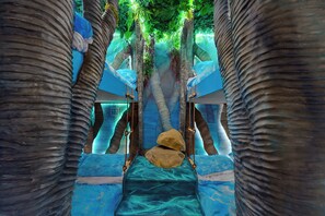 9 Schlafzimmer, Zimmersafe, Schreibtisch, Bügeleisen/Bügelbrett