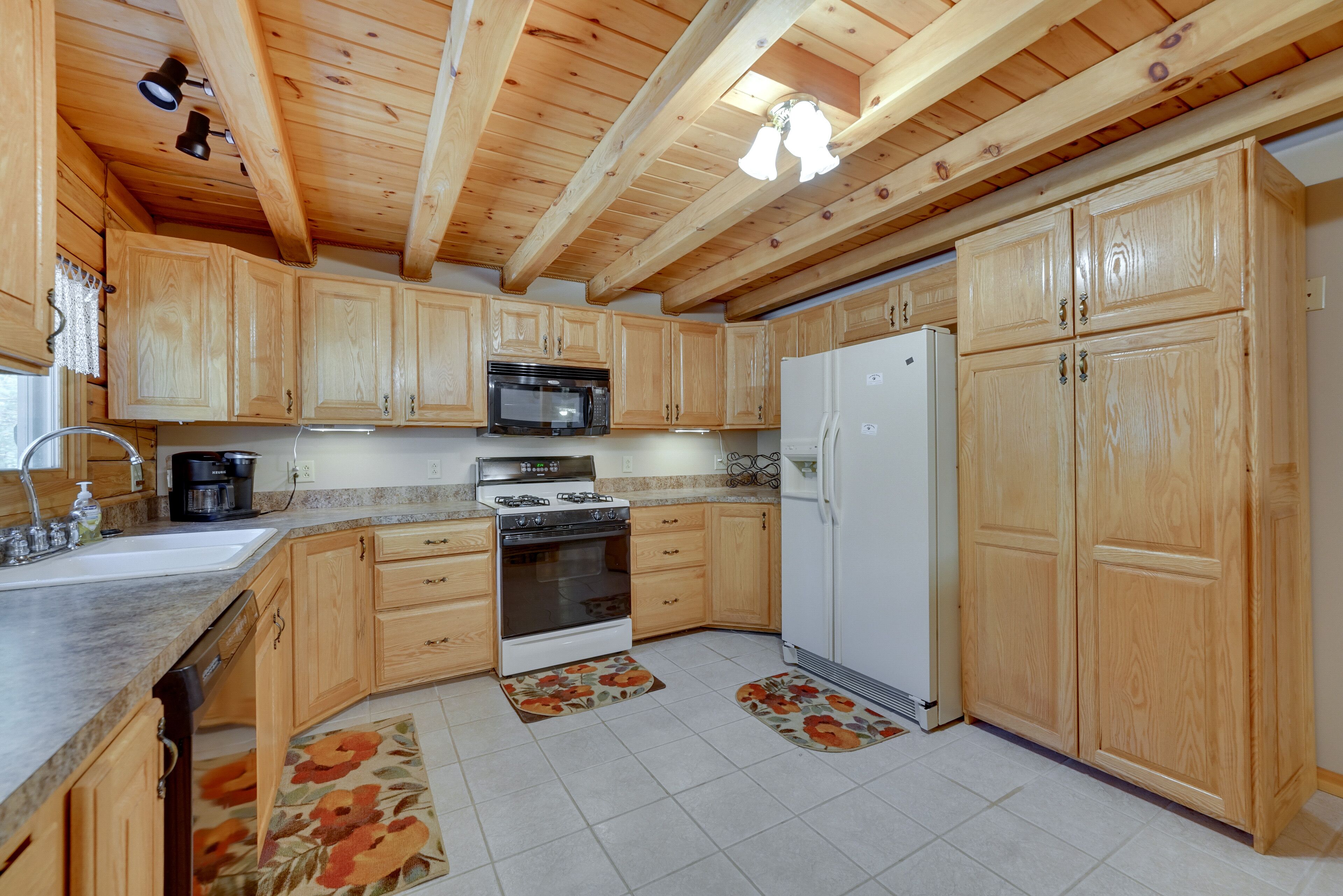 White Cloud Cabin w/ Deck: 2 Mi to Hardy Dam Pond