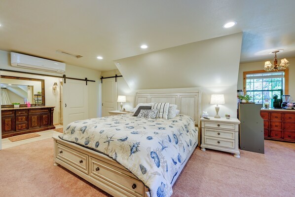 A bedroom with a large bed, a dresser, a vanity, and a window with a view. - 'Lakeside Bear Lodge' Studio: 9 Mi to Bass Lake! (Wishon)