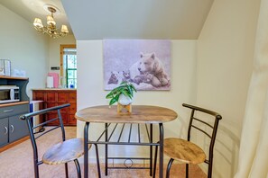 A dining area with a round table, two chairs, and a potted plant. - 'Lakeside Bear Lodge' Studio: 9 Mi to Bass Lake! (Wishon)