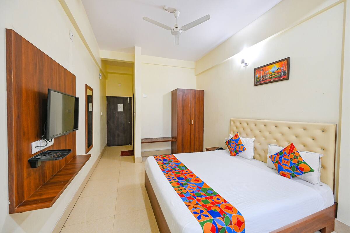 Egyptian cotton sheets, premium bedding, in-room safe, free WiFi